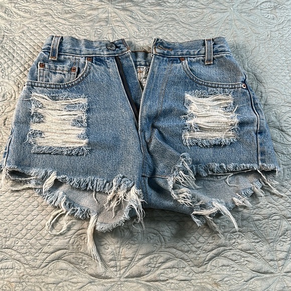 Levi's Blue Distressed Jean Shorts Vintage Style - Picture 6 of 6